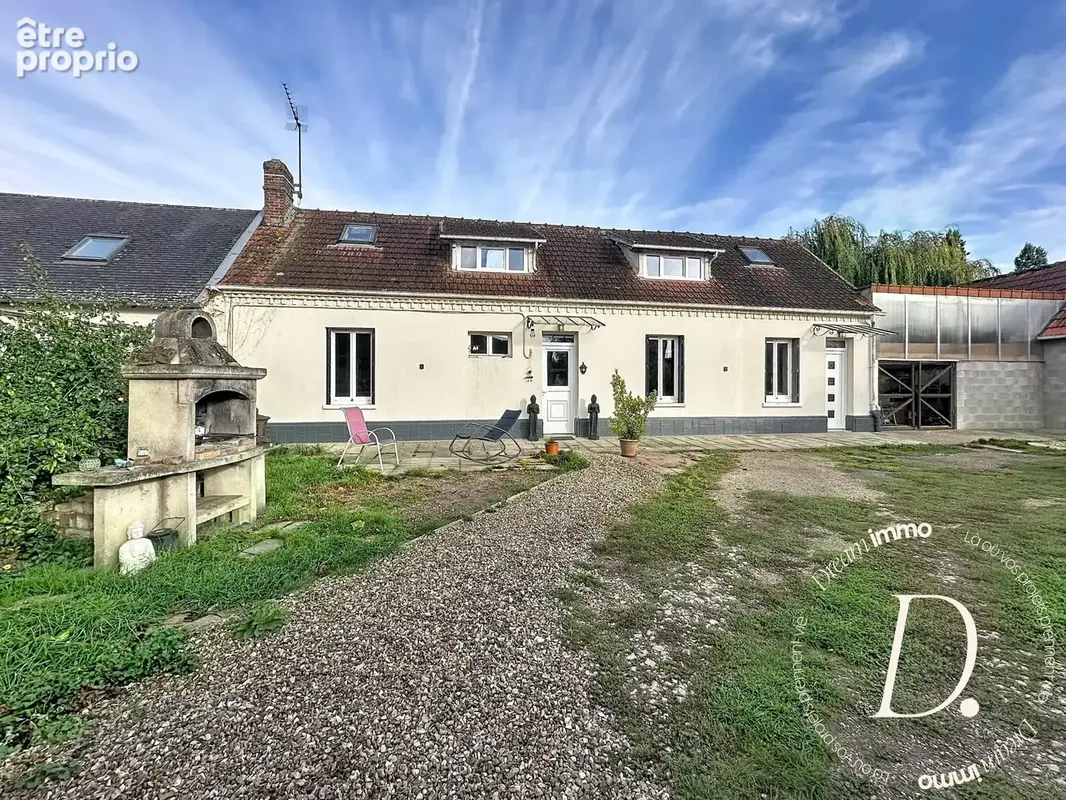 Longère mitoyenne d'un côté.