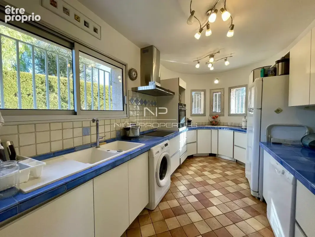 Villa avec piscine dans un quartier résidentiel - photo 10