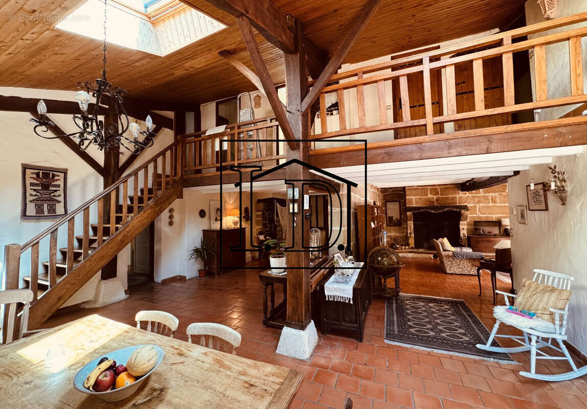 MAISON Pièce à vivre Rdc - Maison à BOURGOUGNAGUE