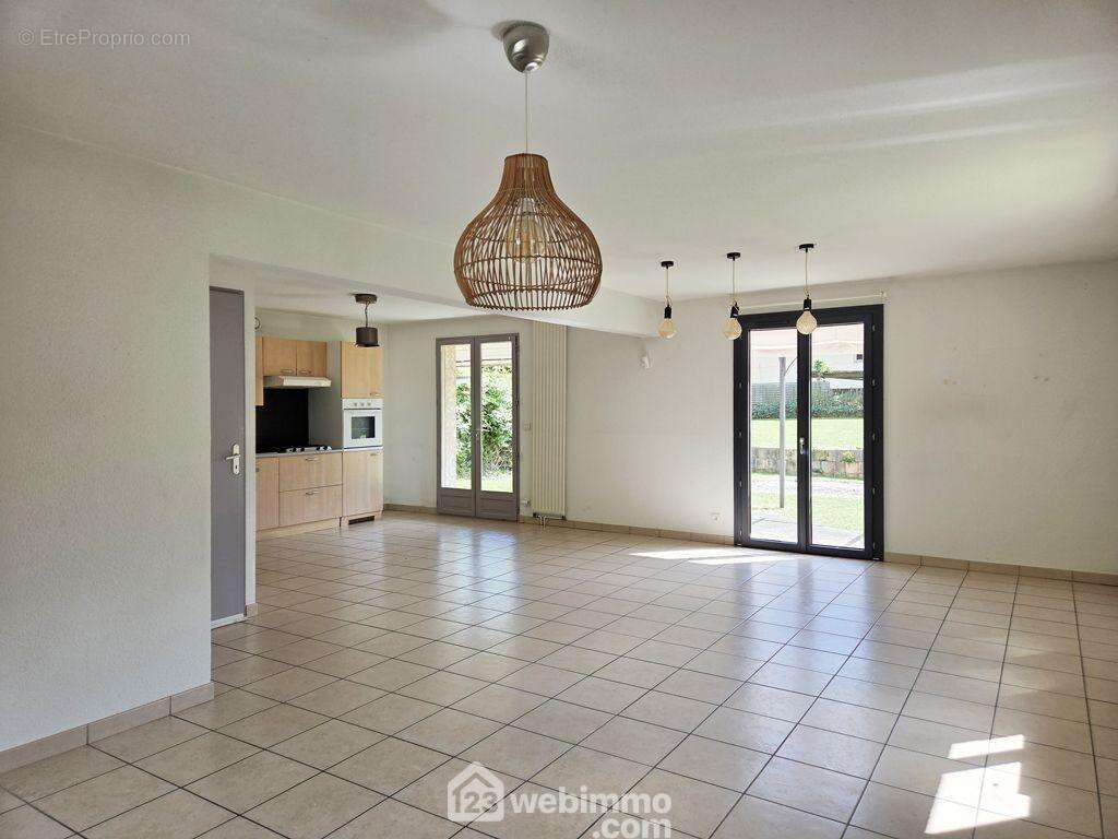Elle donne accès à une belle terrasse exposée plein Sud,