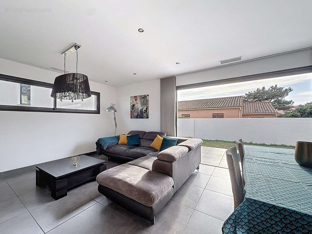 Maison à PEZILLA-LA-RIVIERE