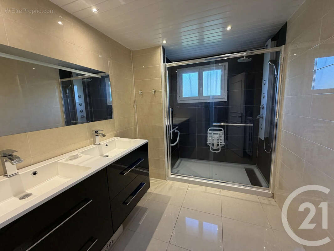 Maison à PINS-JUSTARET