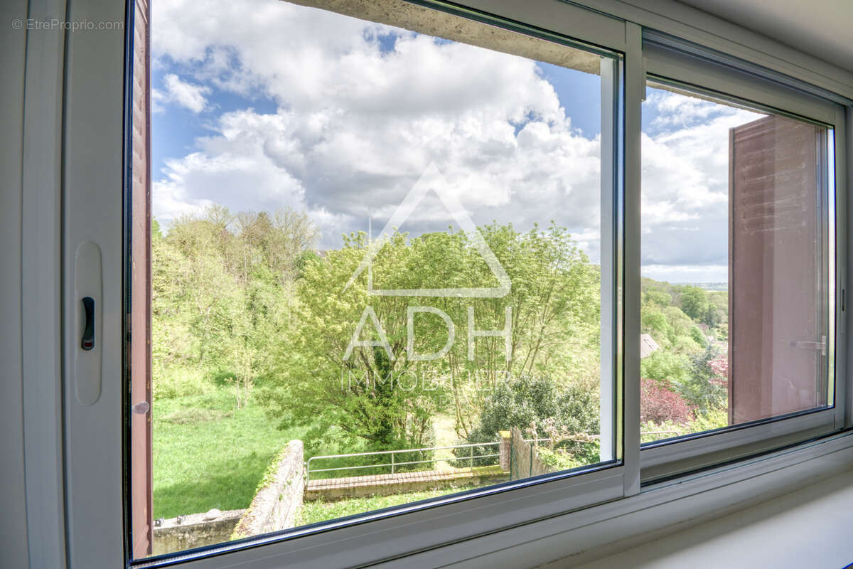 Appartement à NEAUPHLE-LE-CHATEAU