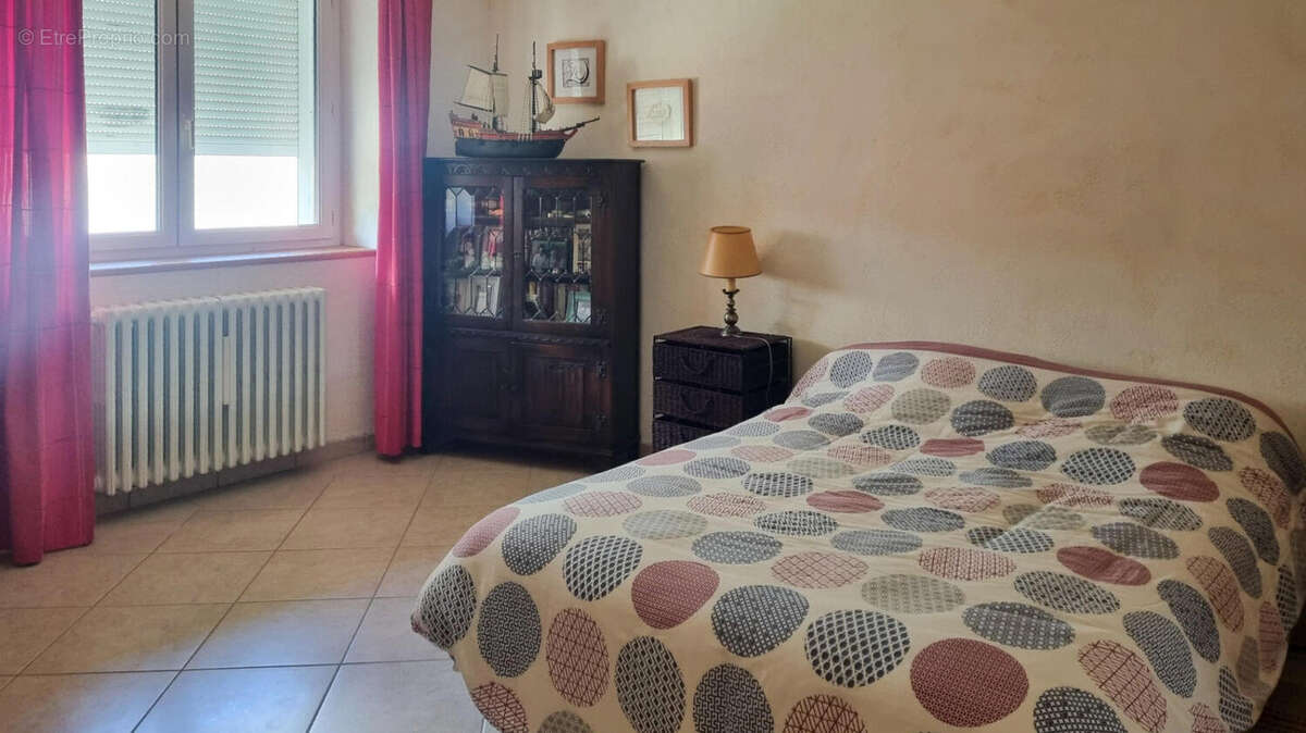CHAMBRE - Maison à SAINT-JULIEN-DE-BRIOLA