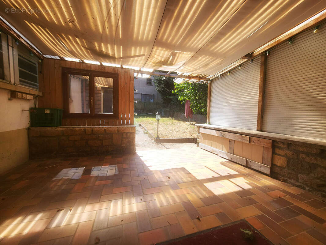 Maison individuelle de plain pied sur sous sol - 5 pièces - 3 chambres - garage - terrasse et jardin - photo 10