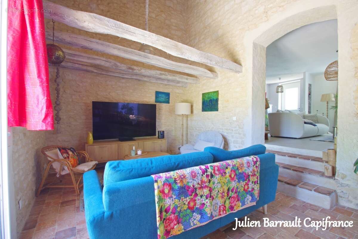 Maison familiale en pierre de 150m² avec 3 chambres rénovée en 2006 sur un terrain arboré et clos de 1617 m² - photo 6