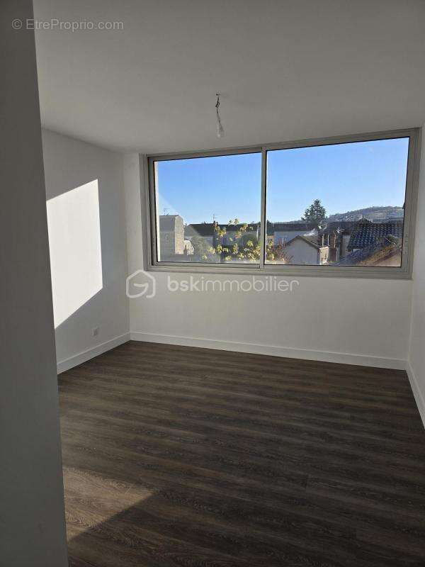 Immeuble de bureaux sur 3 niveaux avec appartement indépendant, opportunité d'investissement rare - photo 20
