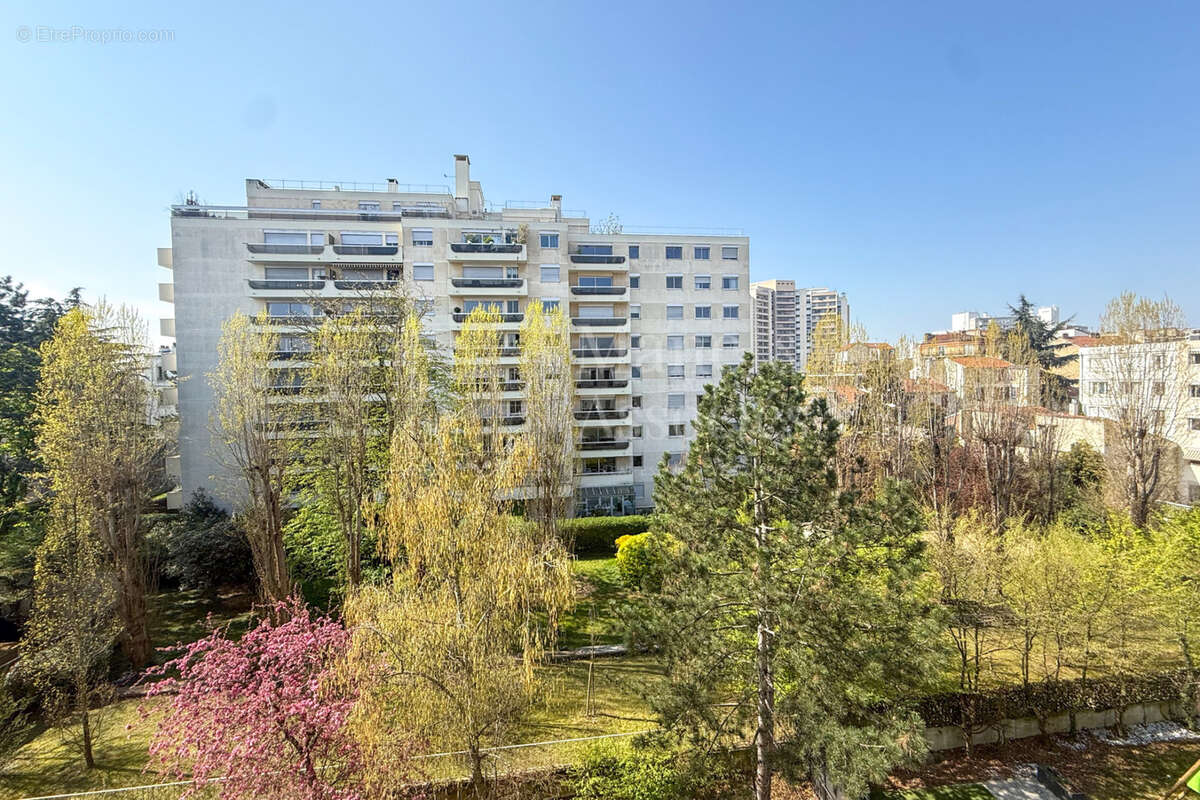 Appartement à COURBEVOIE