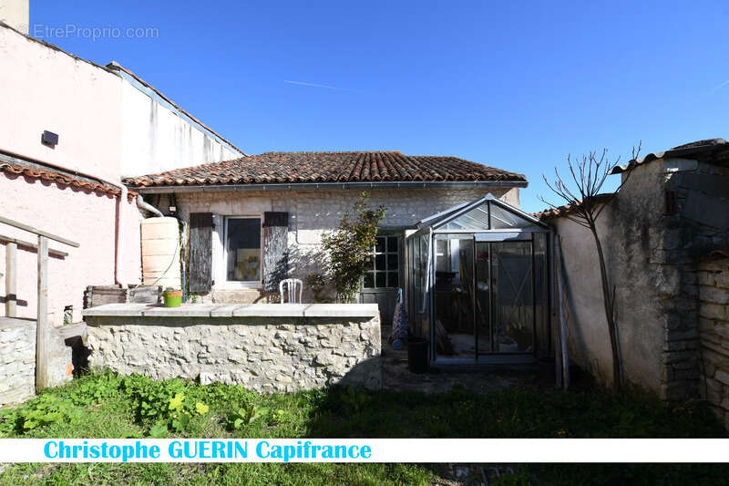 Maison à vendre maison proche de Saint-Amant de Boixe (16) - photo 5