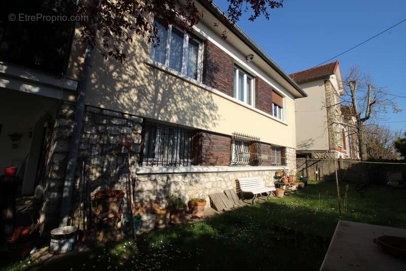 Maison à SAINTE-GENEVIEVE-DES-BOIS