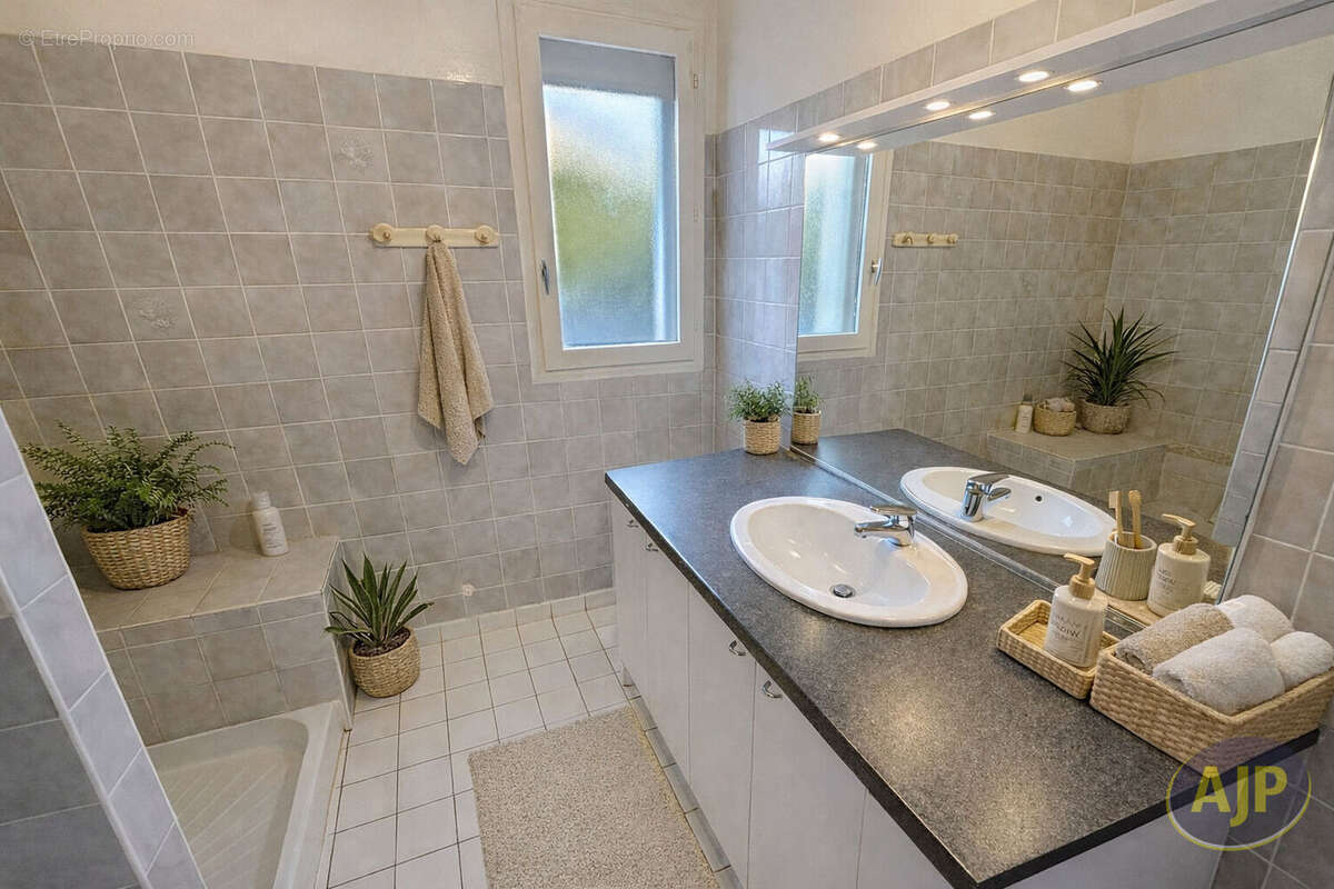 Maison à SAINT-MACAIRE-EN-MAUGES