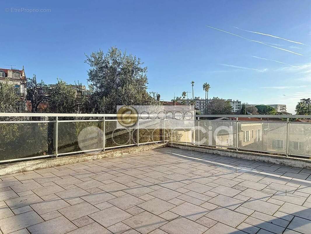 Cannes – Montrose  Spacieuse Villa de 303 m² avec Piscine et Appartement Indépendant - photo 3