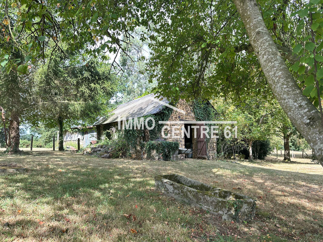 Charmante maison de trois chambres avec ses dépendances sur 6027m2 de terrain - photo 17