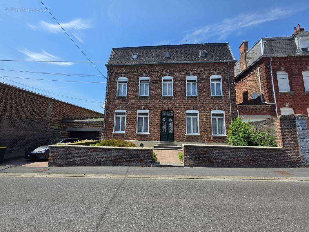 Maison de caractère 228m² avec garage et terrain clos - photo 3