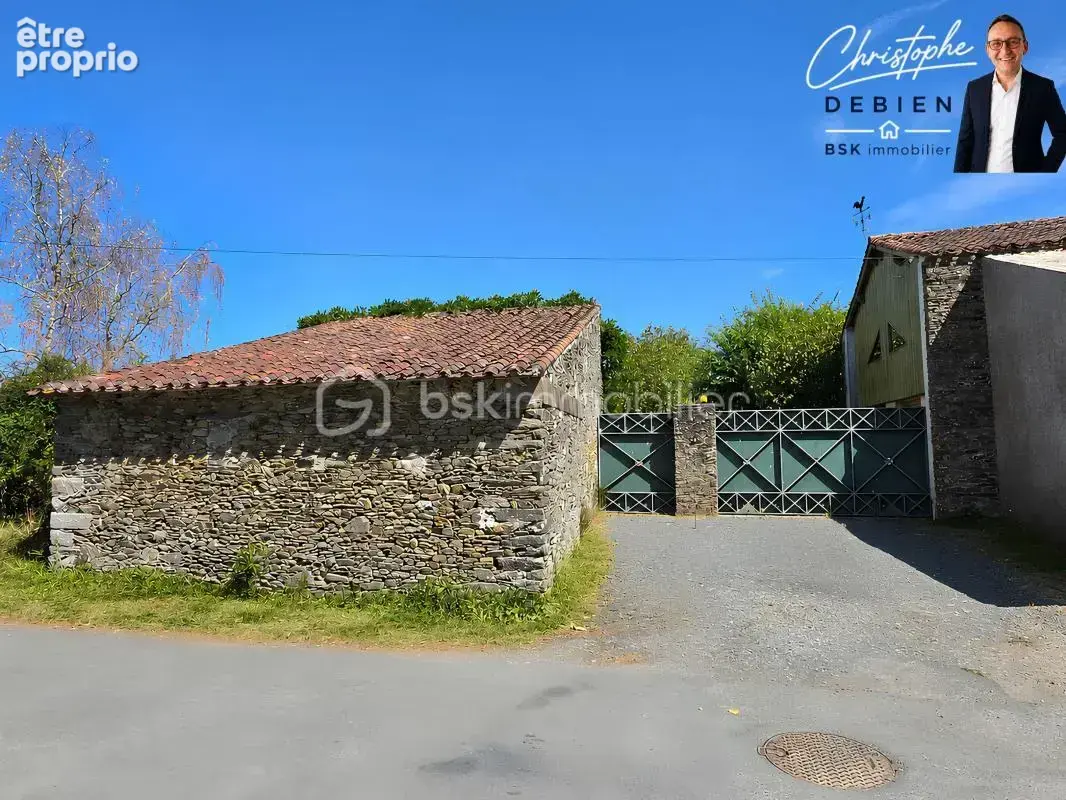Les brouzils – 73 m² à rénover – terrain constructible 427 m² – garage – double projet possible – - photo 9
