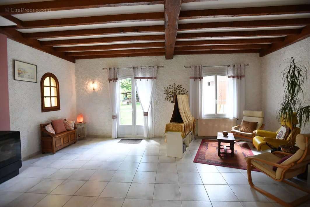 Maison de quatre chambres avec 14 hectares et un lac. - photo 3