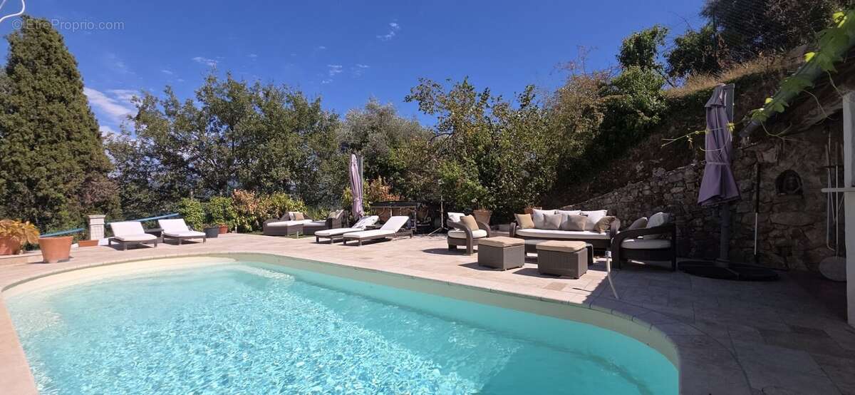 Maison à CHATEAUNEUF-VILLEVIEILLE