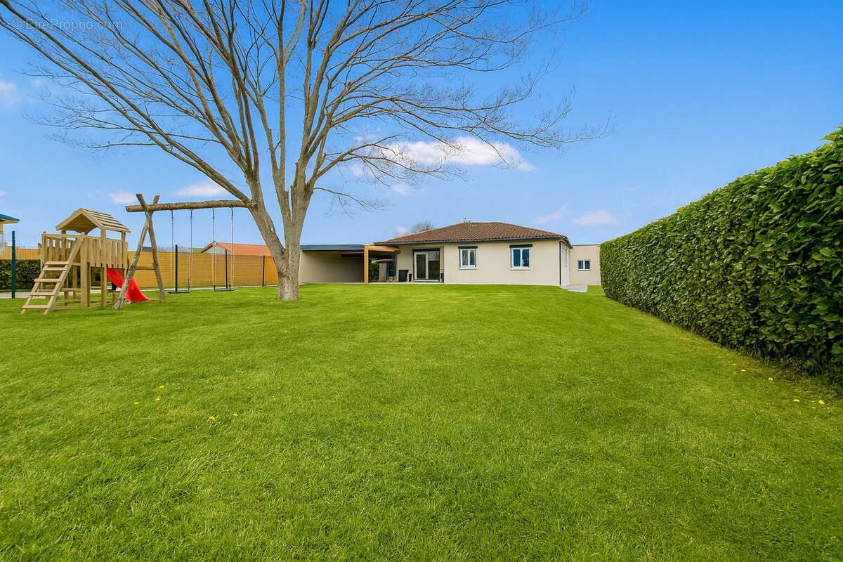 Maison à VILLECOMTAL-SUR-ARROS