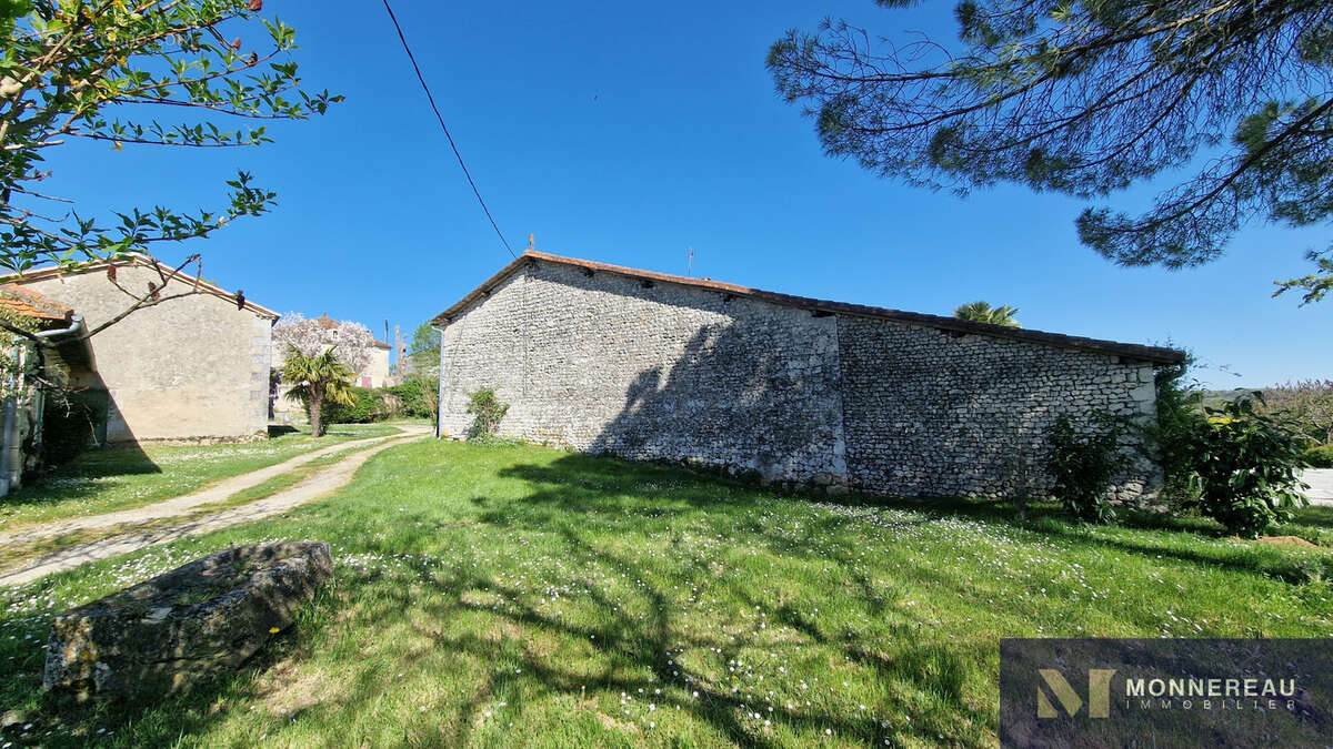 Maison à MONTMOREAU-SAINT-CYBARD