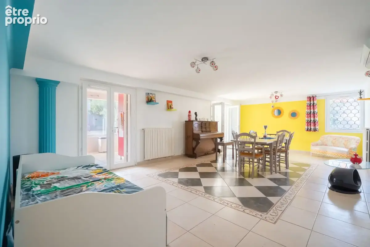 Une propriété pleine de charme comprenant deux appartements indépendants avec deux entrées séparées sur un ter - photo 16