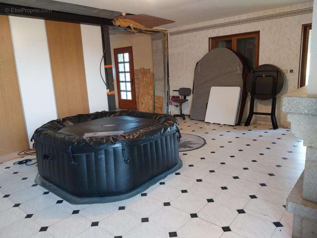 Maison à BUSSAC-FORET