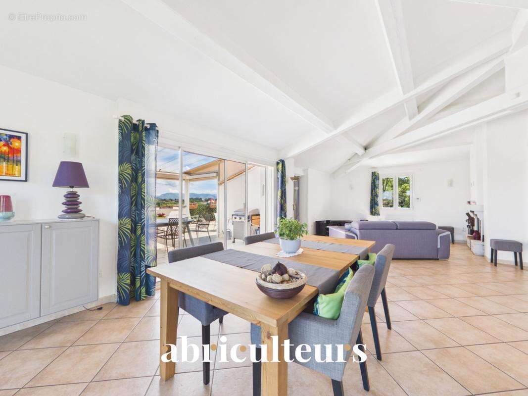 Maison avec piscine et jardin en vente à  Six-Fours-les-Plages (83140) - photo 6