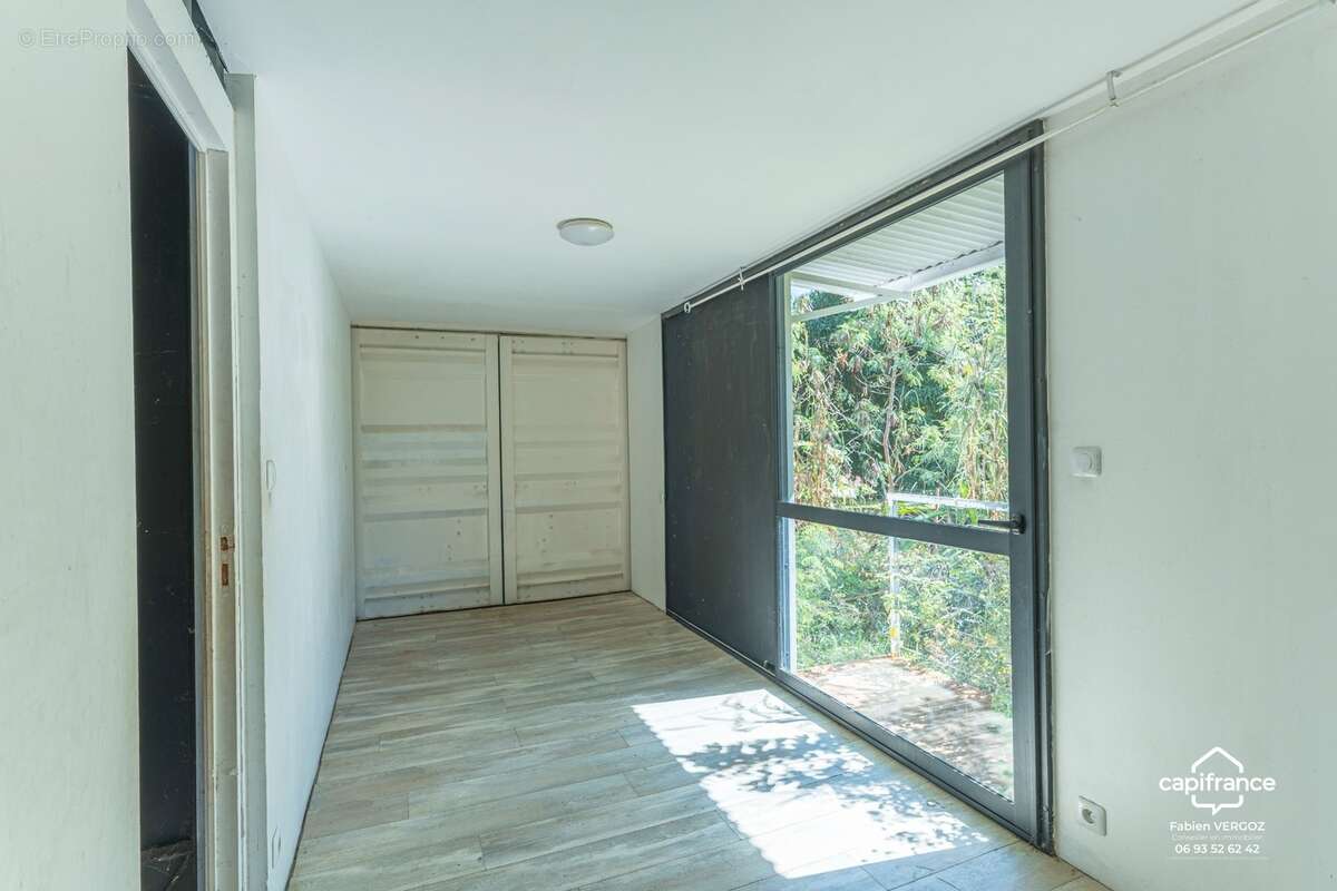 Maison F3/4 contemporaine en containers et ossature métallique – Duparc, Sainte-Marie - photo 3