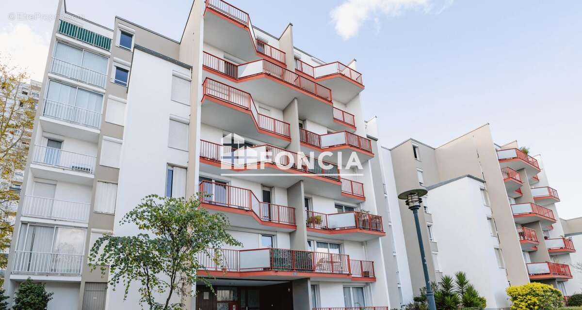 Appartement t4 - 83m2 - face au metro henri freville - photo 8