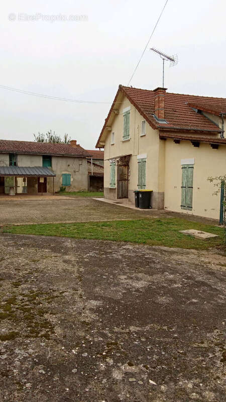 Maison à SAINT-PRIEST-BRAMEFANT