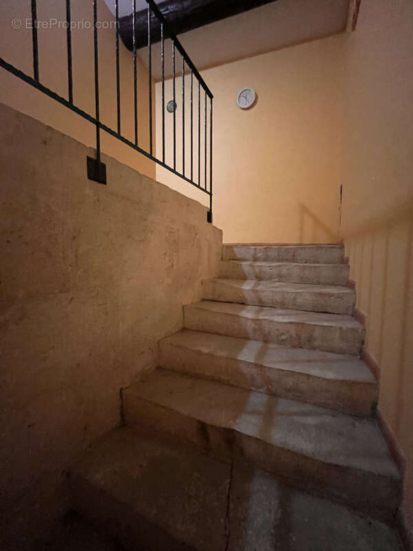 Immeuble de rapport à BEZOUCE, situé à 10 km à l'est de Nîmes, en plein centre du village. - photo 5