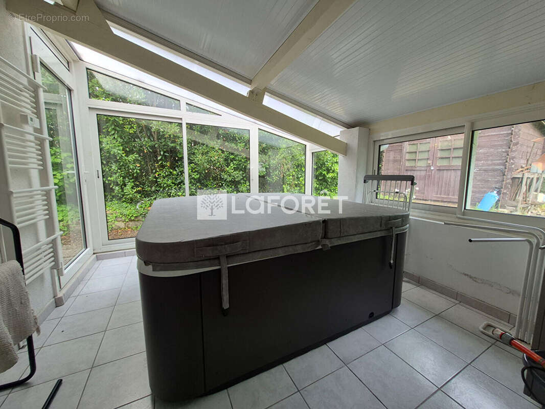 Maison au calme avec jacuzzi, garage et terrain - photo 6