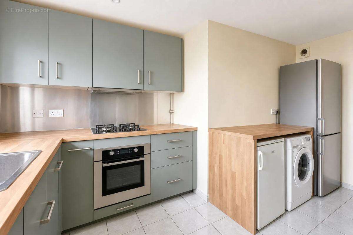 T4 traversant 82m², 12ᵉ étage, Vénissieux, loué - photo 5
