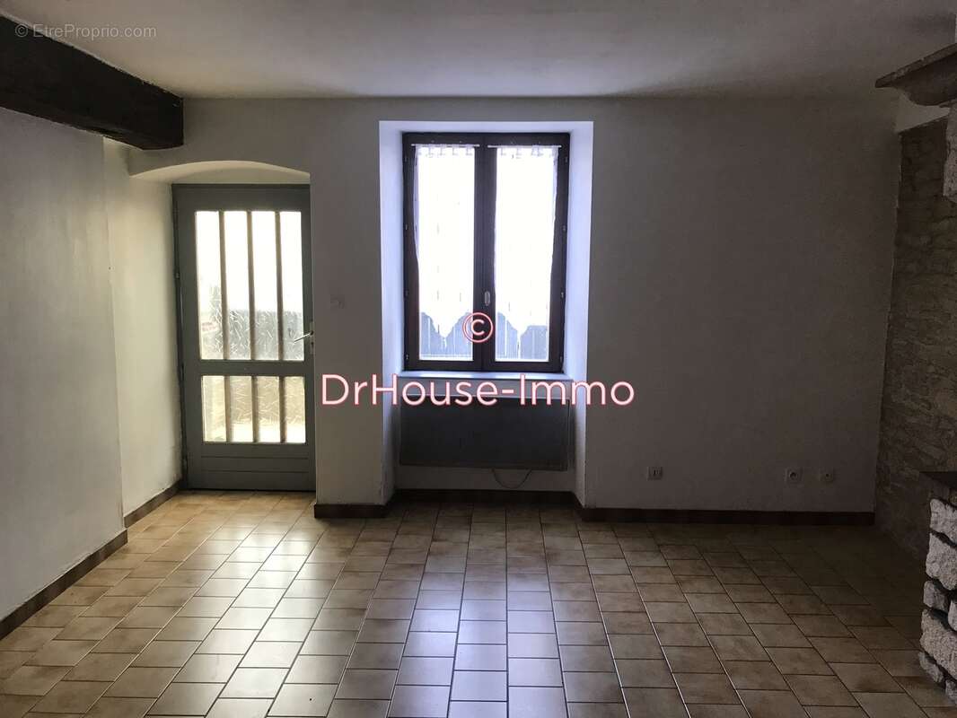 Appartement à COMBEAUFONTAINE