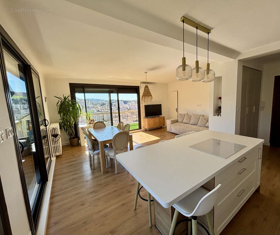 À vendre    Appartement entièrement rénové avec grand balcon/terrasse à Saint-Étienne (secteur vivaraize) - photo 3