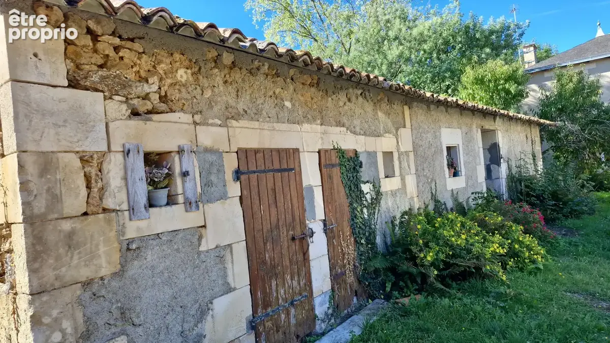 Ancien corps de ferme avec dependances sur plus d'un hectare - photo 7