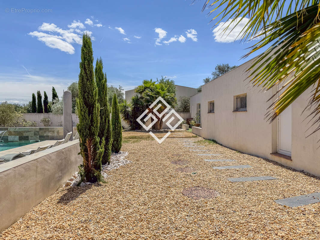 LUCIE - Villa de Standing avec Piscine, Jacuzzi, Pool House & Dépendances - photo 28