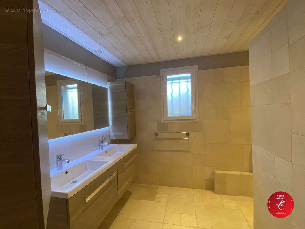 Salle d'eau récente, grande douche a l'italienne - Maison à FIGANIERES