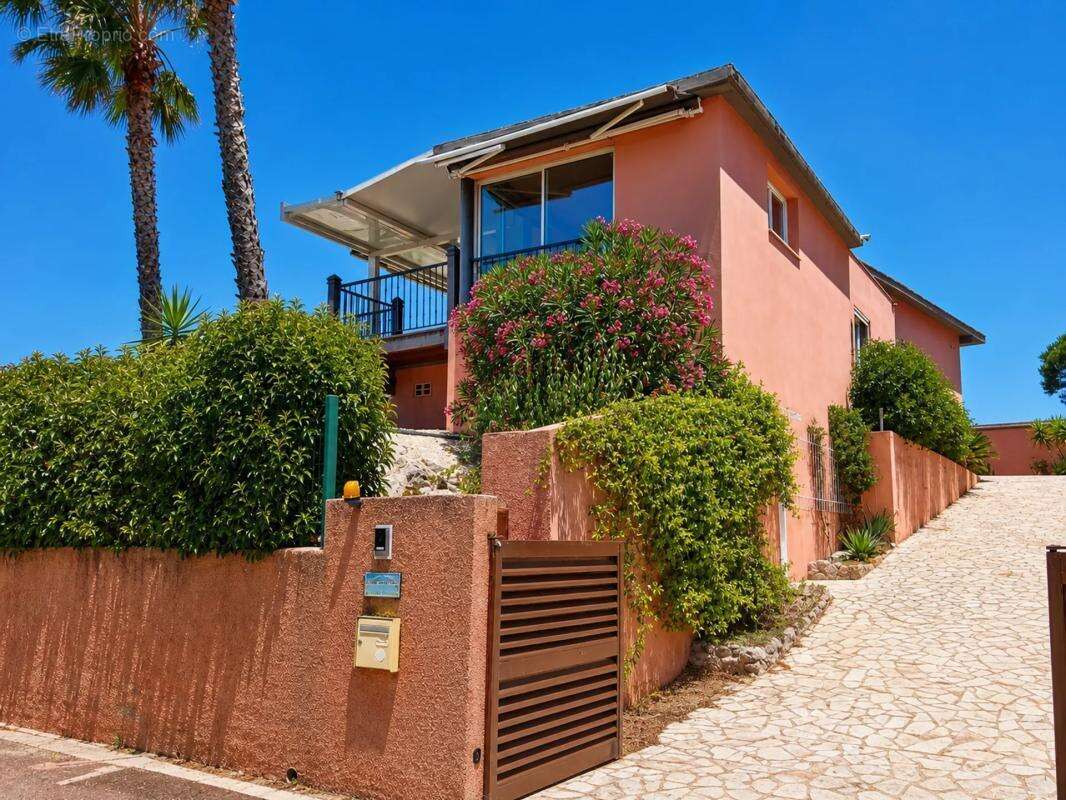 Villa 4 faces – plain-pied – 170 m² – piscine - photo 2