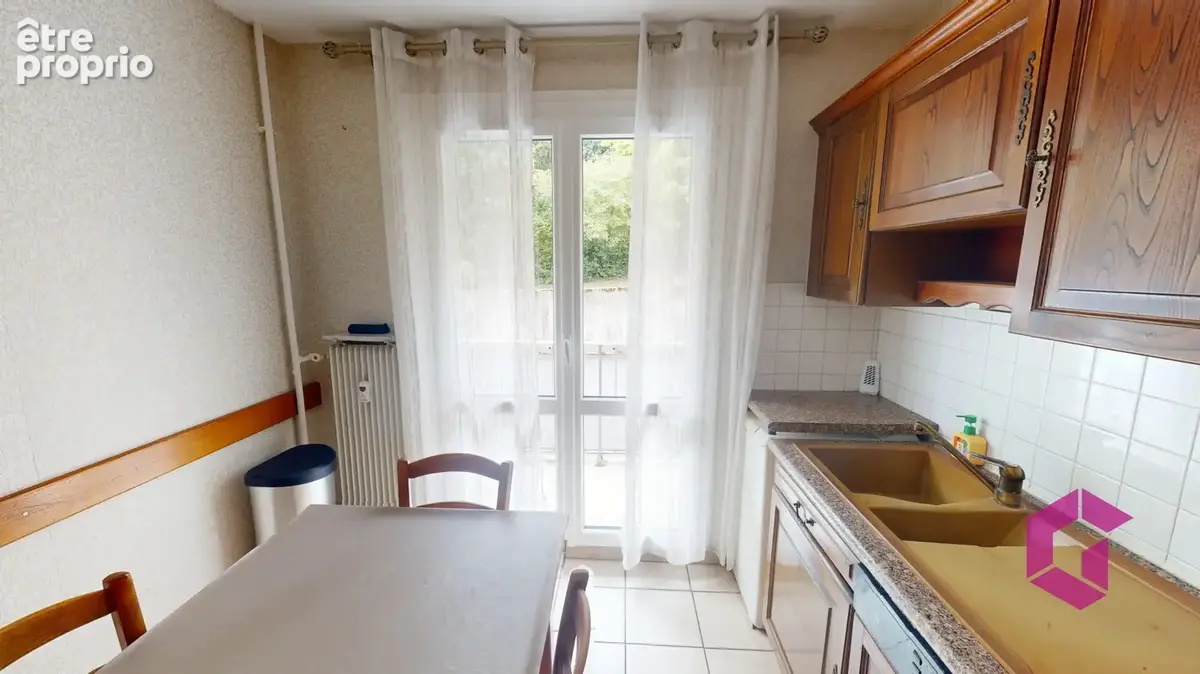 T4 traversant au 1er étage, avec ascenseur, balcons, cave et garage - photo 2