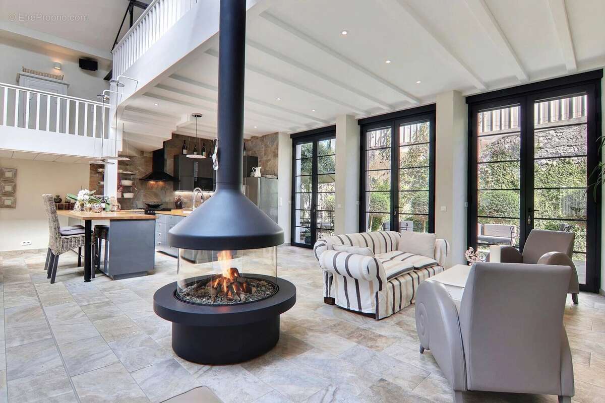 L'histoire continue. Bienvenue dans l'un des lofts les plus extraordinaires de Cannes à deux pas de la Croisette - photo 5