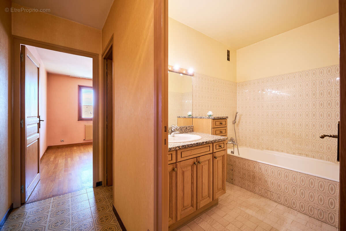 Appartement familial de 98 m2 situé au dernier étage d’une résidence dans le quartier recherché des Clarines. - photo 6