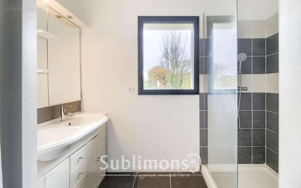 Maison à LA TRINITE-SURZUR