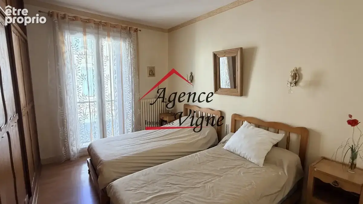 Au coeur de village avec commerces - photo 13