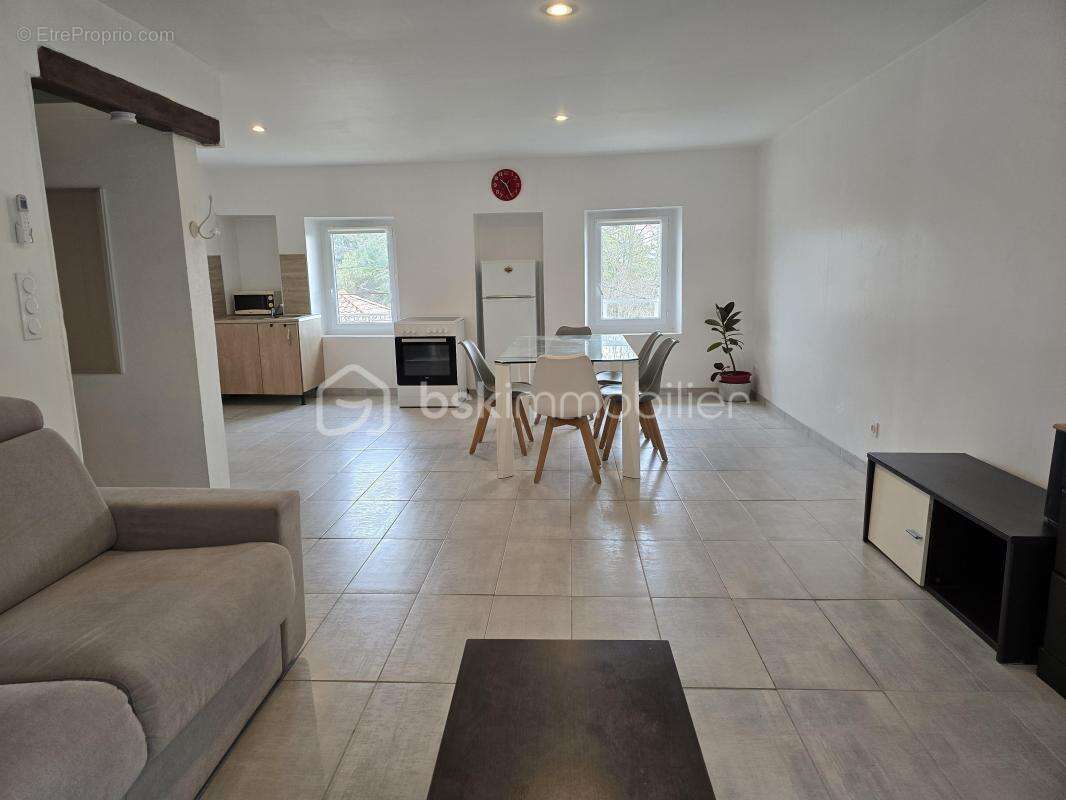 Immeuble en pierre avec ancien restaurant, appartement rénové et terrain de 2900 m² – Fort potentiel – Le Teil - photo 2
