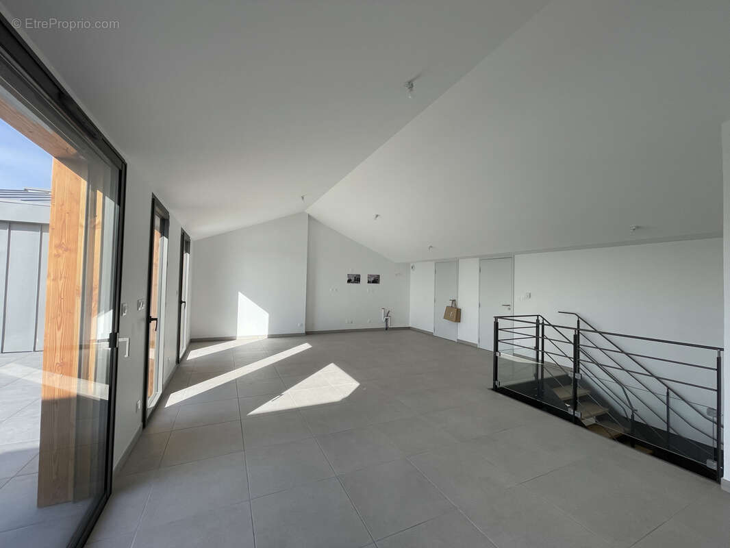 Appartement à LA TOUR-DE-SALVAGNY