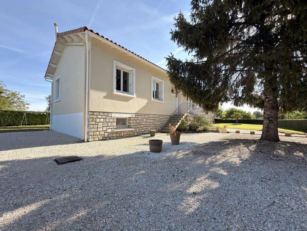 Maison à RUFFEC