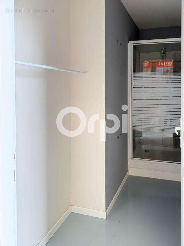 Commerce à SAINT-LAURENT-DE-LA-PREE