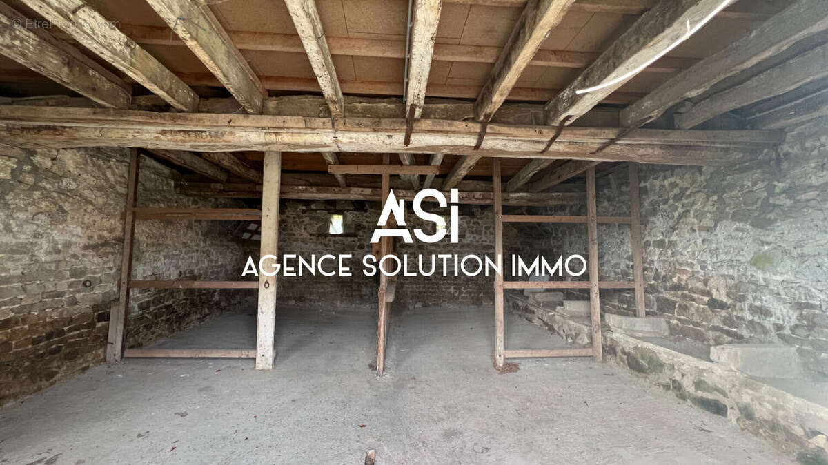 Maison à CRENNES-SUR-FRAUBEE