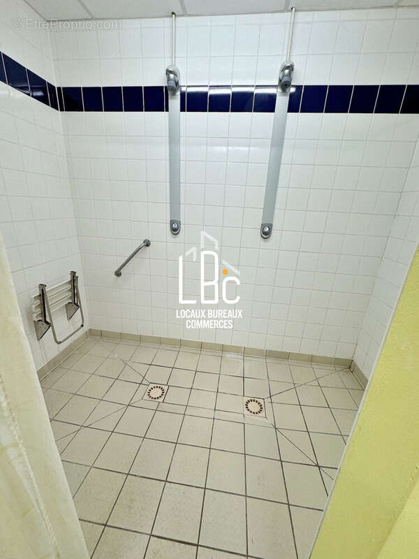 Commerce à SAINT-HILAIRE-DE-CHALEONS