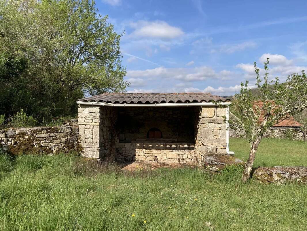 Unique dans le secteur de la vallée du Célé : magnifique ancienne ferme avec pigeonnier à rénover entièrement, située sur un ter - photo 14